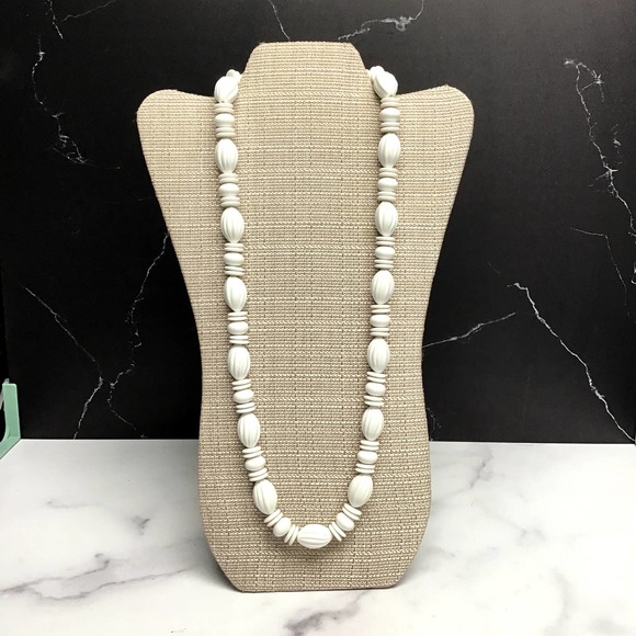 Single strand vintage white bead necklace with twist clasp - Picture 1 of 3